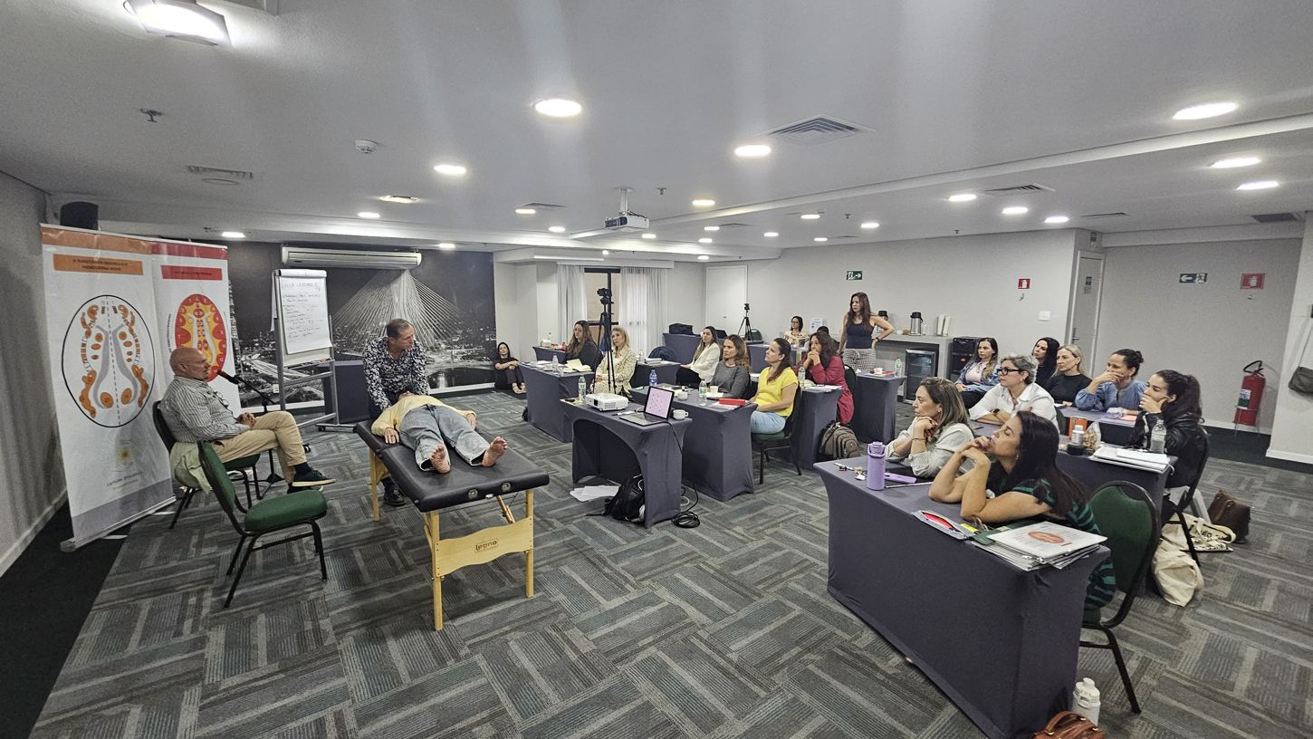 Alunos participando de aula presencial da Leitura Biológica